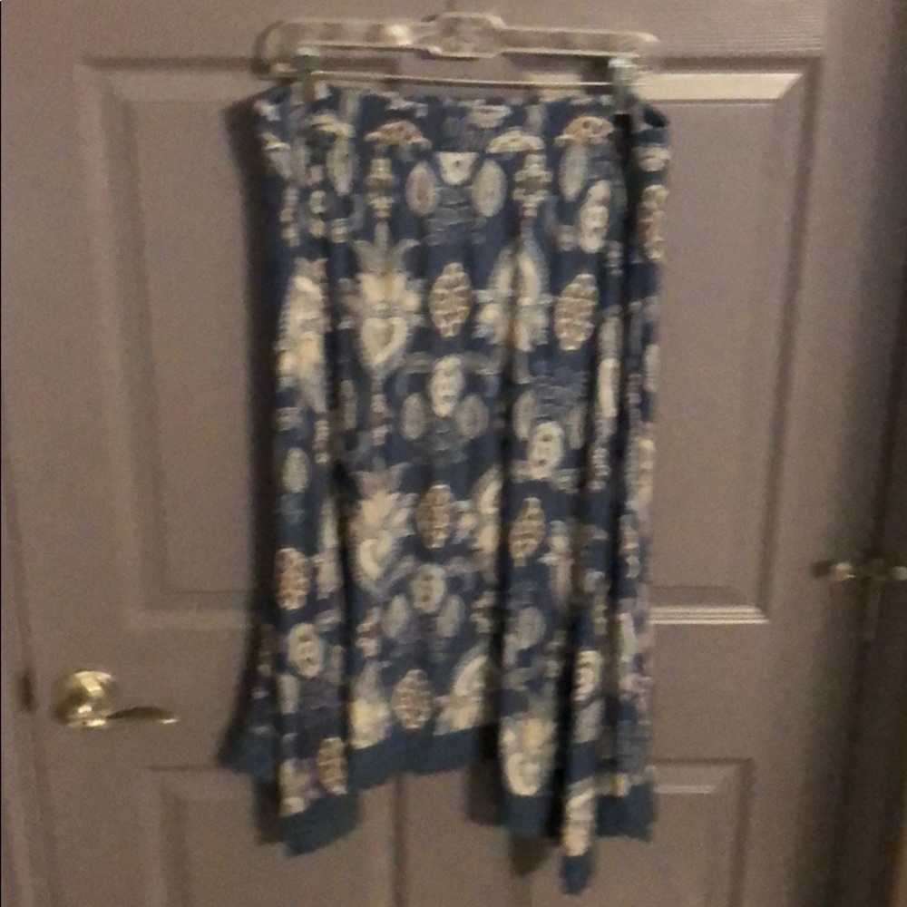 Midi length T-shirt skirt with handkerchief hem.